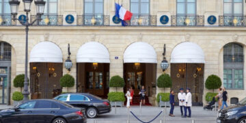 Прстен вреден 750.000 евра е изгубен во хотелот Риц во Париз, пронајден е во правосмукалка