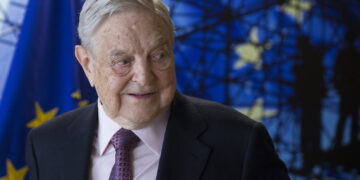 (Фото) 95-годишниот Сорос ужива на плажа опкружен со своите асистенти