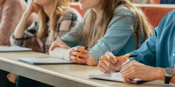 Виц на денот: Kолегата спие на предавање