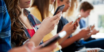 Нов Зеланд ги забранува мобилните телефони во училиштата oти учениците стануваат неписмени