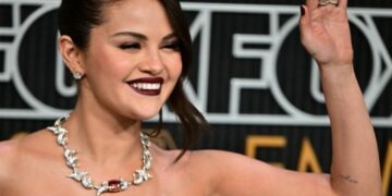 Селена Гомез блесна на црвениот тепих на доделувањето на ЕМИ наградите