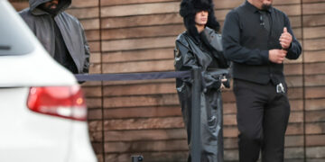 Сопругата на Канје привлече внимание во Лос Анџелес, облечена во долго палто и шубара