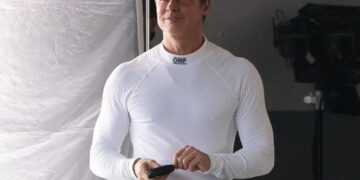 Бред Пит покажа мускули на кои би позавиделе и дваесетгодишници: белата маичка го истакна телото на актерот