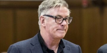 Алек Болдвин обвинет за убиство од небрежност