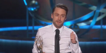 (Видео) Киеран Калкин побара од сопругата повеќе деца откога ја прими наградата за најдобар актер на Еми 2024 година