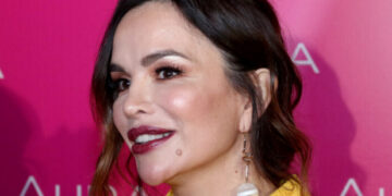 Северина зимските денови ги поминува на плажа: пејачката ги воодушеви сите со младешкиот изглед