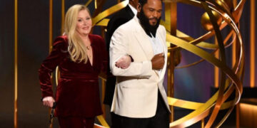 Тешко болната актерка заплака на доделувањето на Еми наградите по овациите на публиката: поради лошата здравствена состојба едвај излезе на сцената