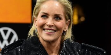 Шерон Стоун објави фотографија со нејзината мајка, многумина велат дека тие две личат многу