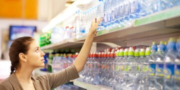 Просечното шише вода содржи 240.000 парчиња нанопластика која предизвикува рак – 100 пати повеќе отколку што претходно се мислеше