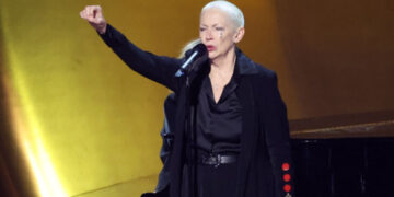 Пејачката Ени Ленокс повика на прекин на огнот во Газа, на доделувањето на Греми наградите