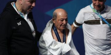 (Видео) Досега невидено: на 100 години направи чудо, сите зборуваат за неговиот скок во вода