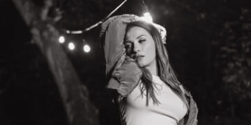 (Видео) Александра Јанева ранета во нејзиниот нов спот за песната „Дождови“