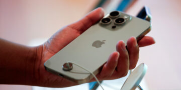 Акциите на „Епл“ паѓаат поради големото враќање на „Хуавеи“