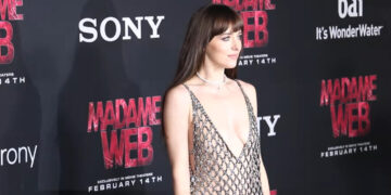 (Видео) Дакота Џонсон се појави на црвениот тепих во фустан кој открива се