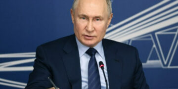 Путин за време на интервју случајно откри дека неговиот костум чини 8.000 евра