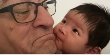 Роберт де Ниро позираше со 10-месечната ќерка: „Внуците се воодушевени, таа им е тетка“