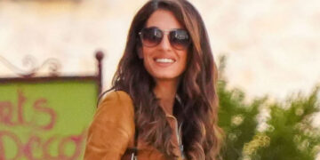 Амал Клуни фотографирана со рамни чевли кои кралицата на потпетиците ги носи од 2015 година