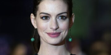 (Видео) „Не можам да се фотографирам со сите, можам да стојам овде и да мавтам“: снимка на Ен Хатавеј предизвика бурни реакции, некои ја напаѓаат, други ја бранат