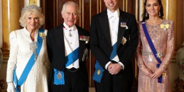 Се шират теории на заговор за здравјето на Кејт Мидлтон: „Му дала бубрег на Чарлс“, „Родила црвенокосо бебе“