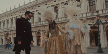 (Видео) „Време е да се симнат маските“: Лозано сам на „Маскенбал“ во Венеција