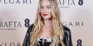 Ретко појавување со сопругот во јавност: Маргот Роби блесна во вамп издание