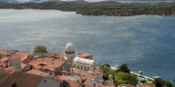 Соседи од пеколот: брачен пар купил куќа во Хрватска, па следел ужас – им ја запалиле колата и отруле мачката