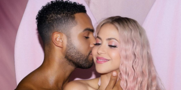 Шакира направи хаос на интернет со интимни фотографии со згоден актер