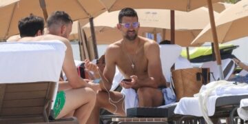 Новак Ѓоковиќ уживаше на плажата во Мајами во друштво на пријатели