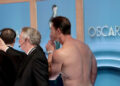 (Видео) Се појави снимка од зад сцена: познатиот актер сепак не беше потполно гол на Оскарите