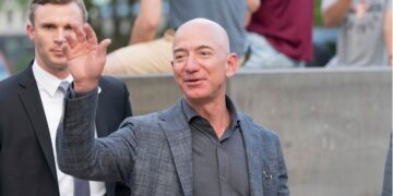 Акциите на Амазон скокнаа над 15% во 2024 година, со што Безос стана најбогат во светот