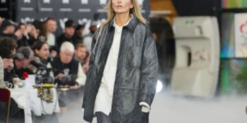 Се појави на пистата во Париз и ги збуни луѓето, сите мислеа дека е Кејт Мос