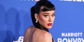 Кети Пери се појави на црвениот тепих во разголено издание