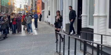 (Видео) Познатата актерка повторно изненади, прошета низ Њујорк во мини здолниште и градник