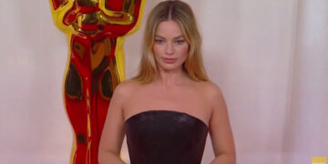 (Видео) Маргот Роби испрати јасна порака со нејзиниот фустан на Оскарите