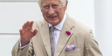 Кралот Чарлс за прв пат во јавност по лажните тврдења дека умрел