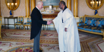 Кралот Чарлс фотографиран на должност за прв пат откако објави дека има рак