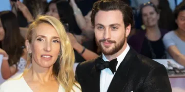 Новиот Џејмс Бонд критикуван затоа што се оженил со постара жена, одговорил: „Па, тоа е бизарно“