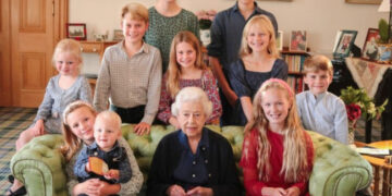 Нов скандал го тресе кралското семејство дека принцезата Кејт ја уредила сликата и на починатата кралица Елизабета