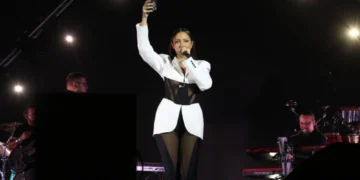 (Видео) Александра Пријовиќ се расплака среде концерт поради девојка од публиката: „Те молам немој повеќе“