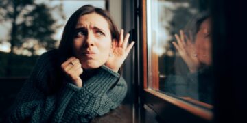 Хороскопски знаци кои го пикаат носот секаде: ги интересира се и повеќе отколку што треба