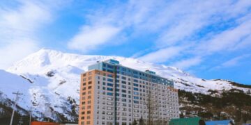 Во овој град сите жители живеат во една зграда: важно е да се вратат дома пред да се стемни