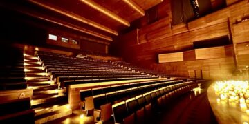 Илјадници свеќи на сцената на Филхармонија овој петок за премиерното издание на „Candlelight“ – концертот под свеќи