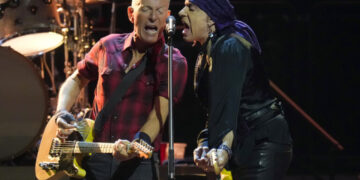 (Видео) Спрингстин потпишал оправдување на млад фан да не оди на училиште утрото по концертот