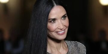 (Видео) Изгледот на Деми Мур им пркоси на годините: актерката го привлече вниманието во проѕирен мрежест фустан
