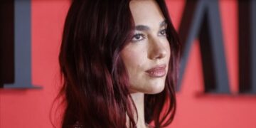 Дуа Липа привлече внимание на забава во Њујорк: фустан со длабоко деколте и необичен изрез