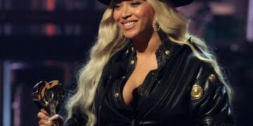 (Видео) Бијонсе ја покажа природната коса: Погрешно е мислењето дека луѓето кои носат перики немаат долга и здрава коса