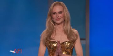 (Видео) Кидман ја доби АФИ наградата за животно дело, на церемонијата дојде во златен фустан