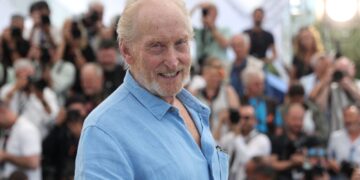 77-годишниот актер од „Игра на тронови“ фотографиран на нудистичка плажа со својата девојка