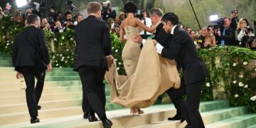 (Видео) 22-годишна пејачка на Мет Гала дојде во необична креација: и беше потребна помош при движењето