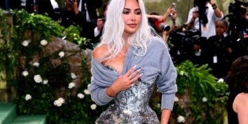 (Видео) Ким Кардашијан ги шокираше луѓето со фустан на Мет Гала: „Како може воопшто да дише во ова?